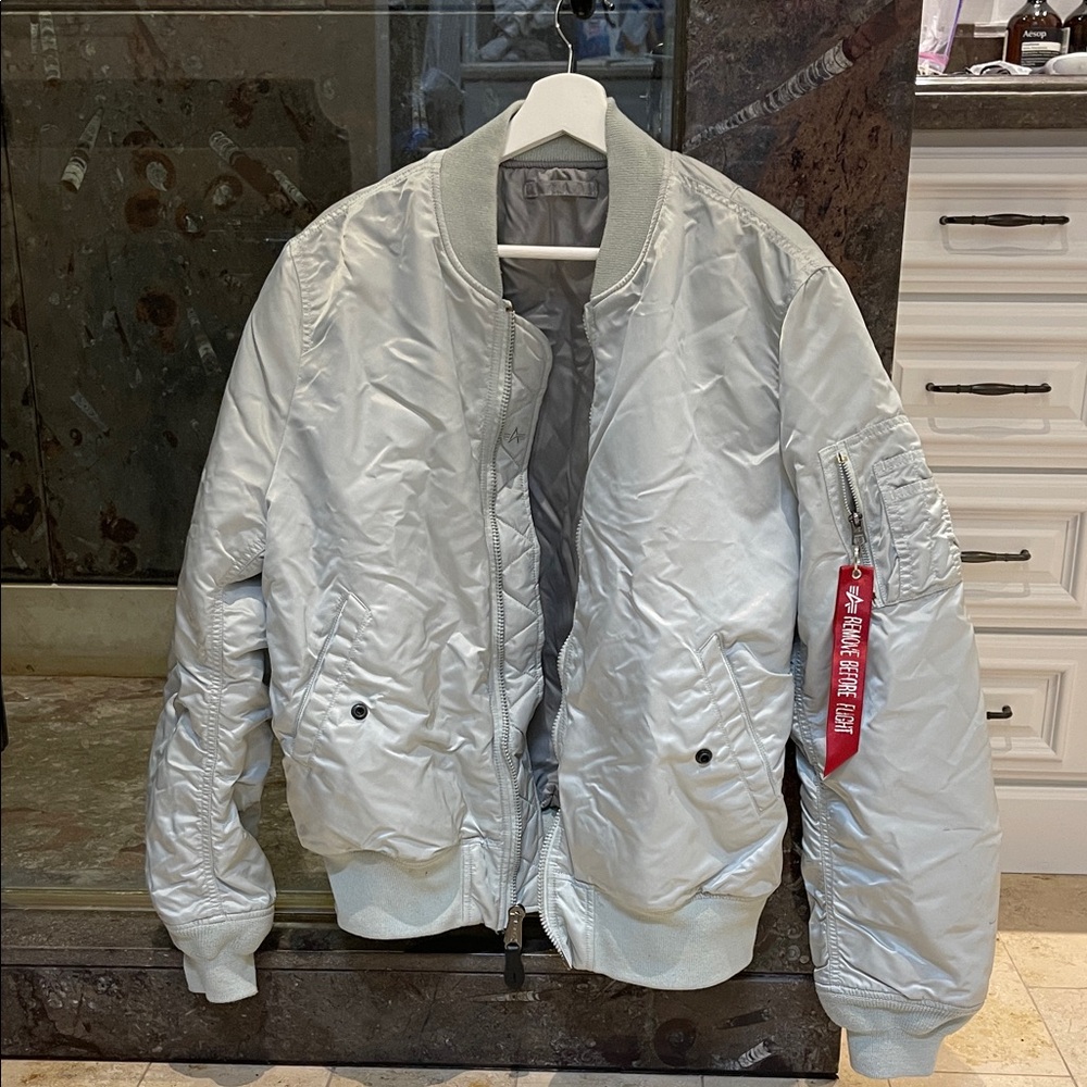 MA-1 BOMBER JACKET 
Men's silver